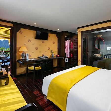Nostalgia Halong Cruise Hotel Ha Long Exterior photo