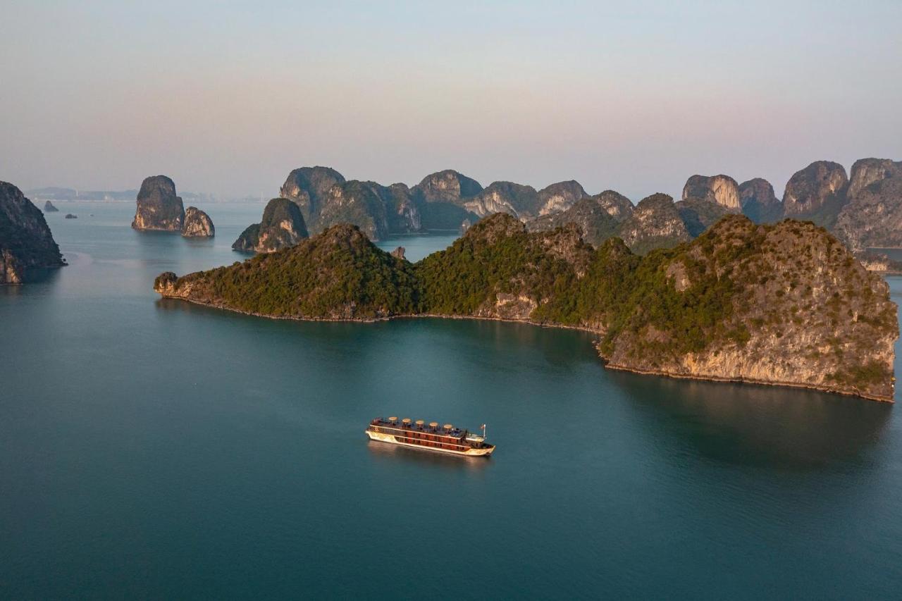 Nostalgia Halong Cruise Hotel Ha Long Exterior photo